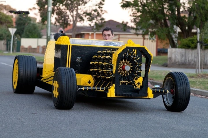 La prima auto funzionante costruita coi Lego