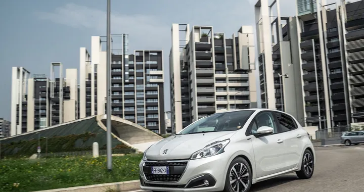 Peugeot 208 Signature: la serie speciale ricca di stile e tecnologia