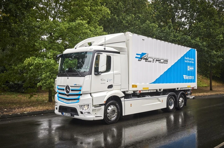 Mercedes eActros, via alla sperimentazione: immagini ufficiali