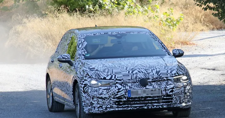 Volkswagen Golf 8: le foto spia della versione ibrida PHEV