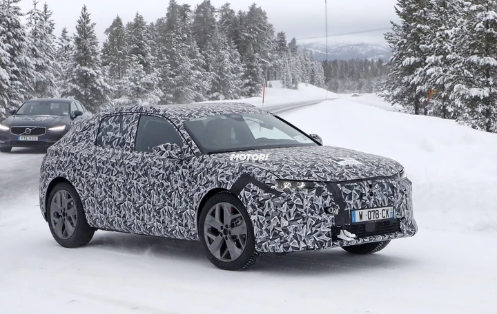 DS 4 Crossback, le foto spia della nuova generazione