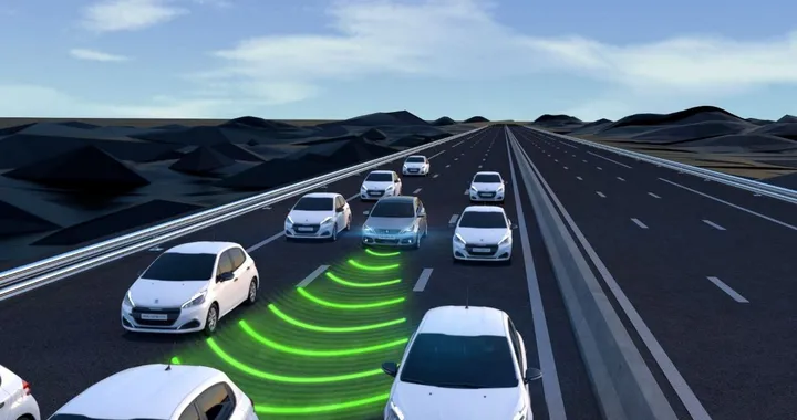 Gruppo PSA: i sistemi ADAS tracciano la strada per la guida autonoma