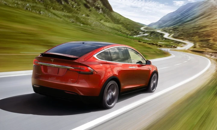 Tesla Model X: richiamo per 2.700 esemplari