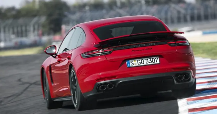 Porsche Panamera beccata a 204 km/h: multa annullata per un motivo insolito