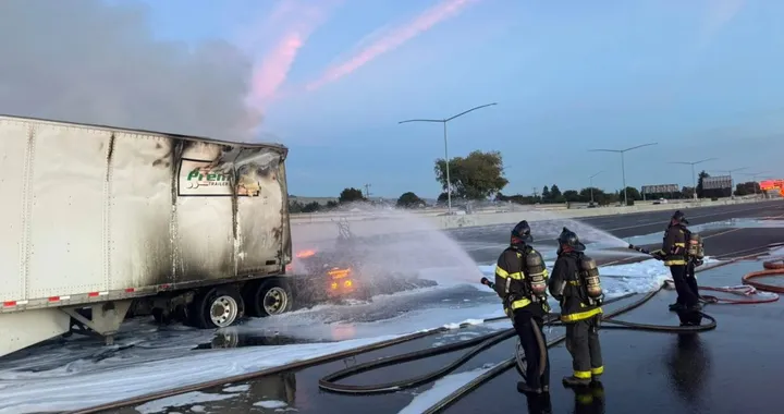 Tesla Semi in fiamme senza incidente: autostrada chiusa 10 ore