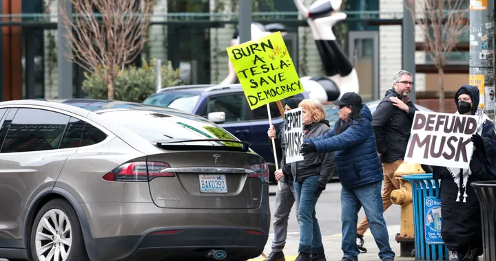 Proteste contro Tesla ed Elon Musk: ondata di negatività senza precedenti