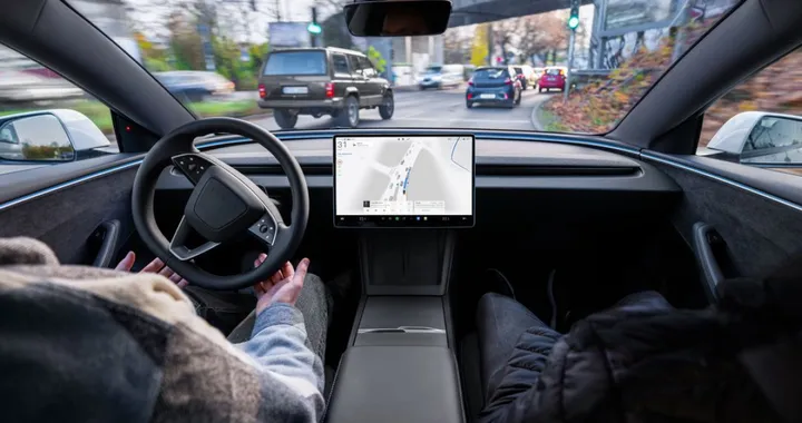 Tesla Full Self Driving passa all’abbonamento: cosa cambia dal 2026