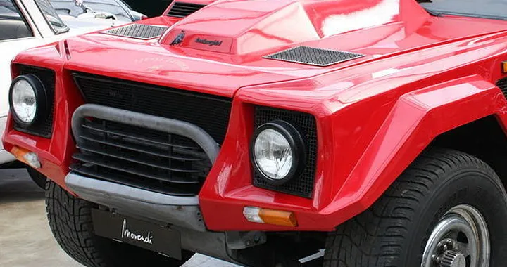 La Lamborghini LM 002 è scatenata