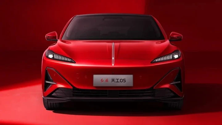 La berlina elettrica cinese che sfida e batte Tesla
