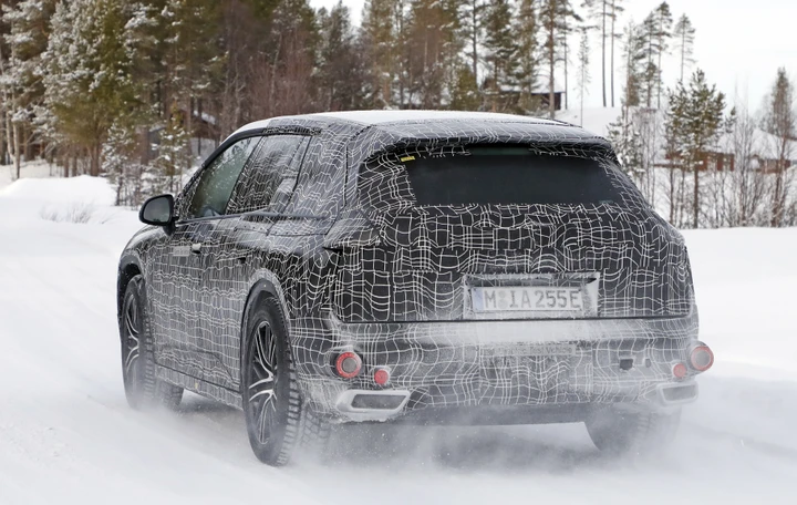 BMW i5: foto spia del prossimo SUV elettrico