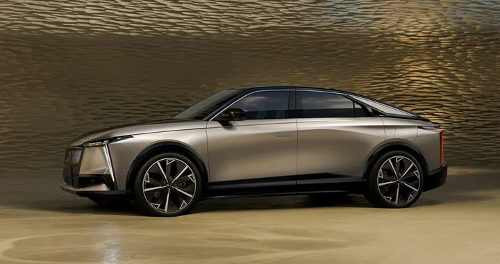 DS N°8: l’ammiraglia elettrica DS con autonomia fino a 750 km