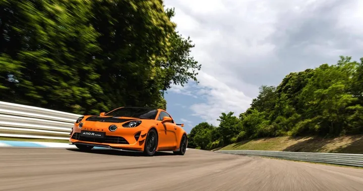 L’ultima Alpine a benzina è un mostro da 345 CV: solo 110 esemplari