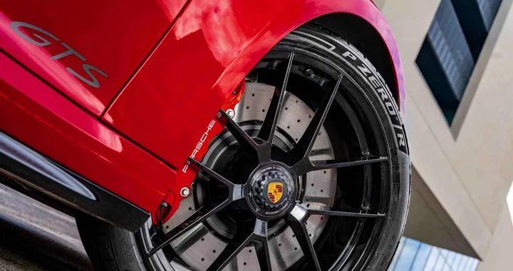 Porsche 911 GTS ibrida: Pirelli firma gli pneumatici su misura