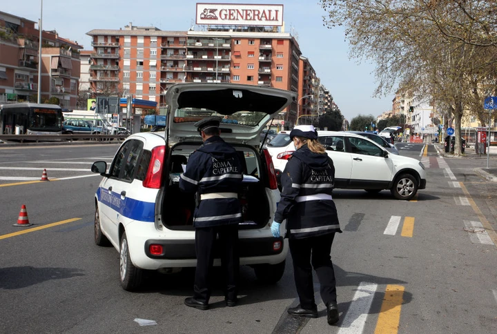 Semina il panico per le strade di Roma con guida pericolosa: fermato 17enne