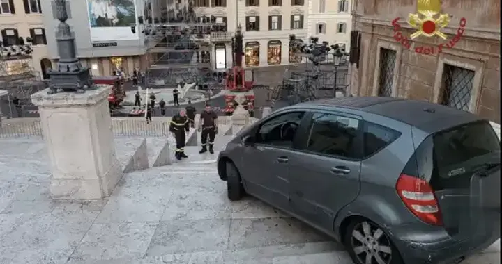 Auto sulla Scalinata di Trinità dei Monti: un nuovo incidente fa scalpore