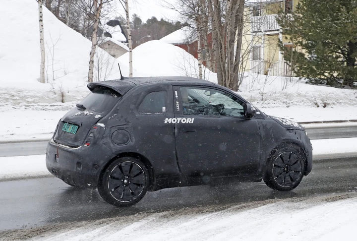 Fiat 500e berlina: foto spia della citycar elettrica