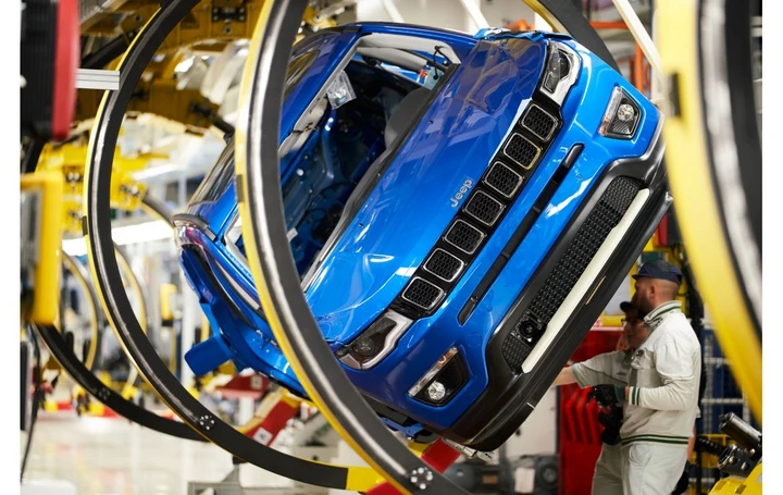 Quando caleranno i prezzi delle auto: le previsioni per il 2023