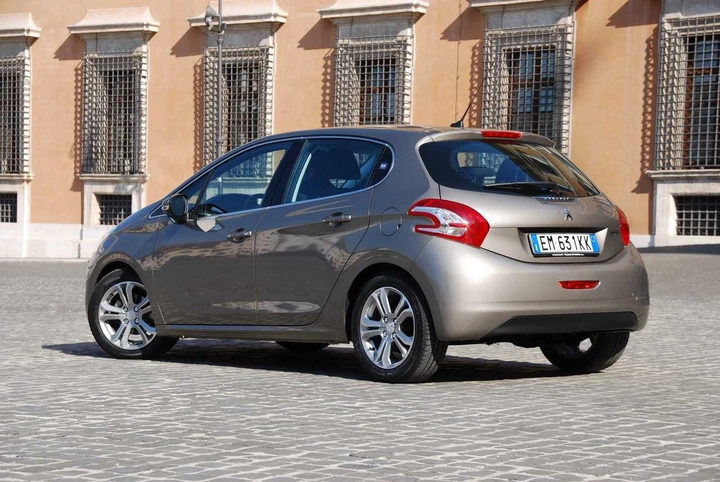 Peugeot 208 1.2 VTi: la prova su strada