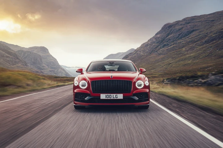 Bentley Flying Spur V8 2021: immagini ufficiali