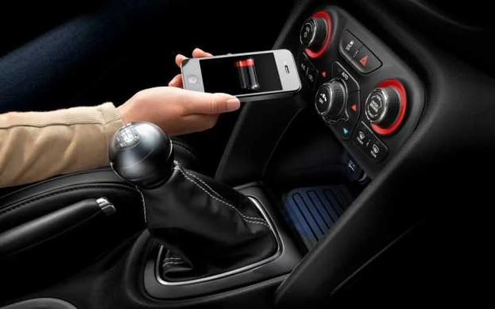 Dodge Dart: ricarica wireless per lo smartphone