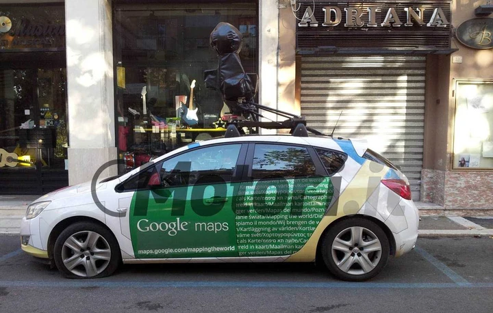 La Google Car fora... e si lascia guardare!