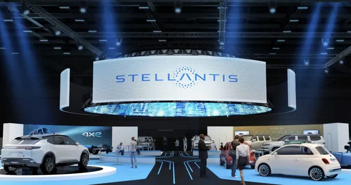 Stellantis adotta la ricarica NACS: accesso ai Tesla Supercharger dal 2026