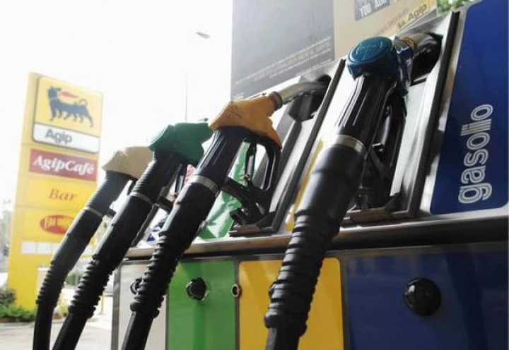 Il prezzo del petrolio scende. Ma il gasolio sale