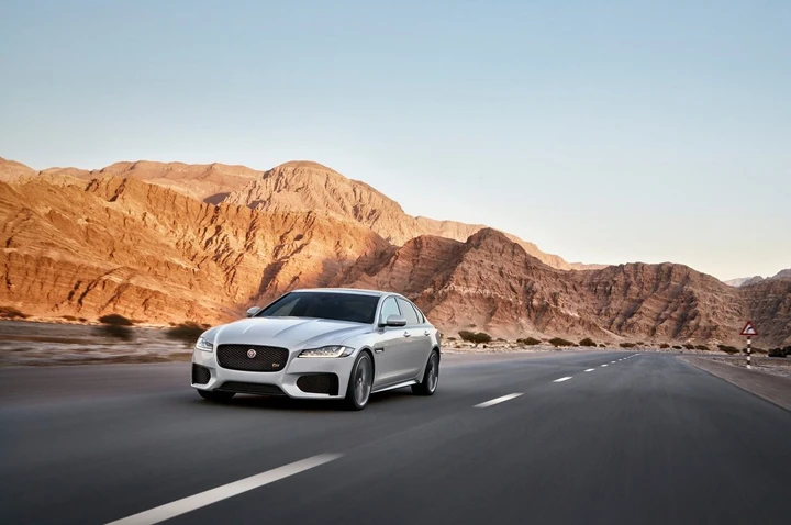 Jaguar XF MY 2015: nuove immagini