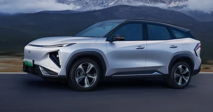 Un SUV ibrido con schermi ovunque e 1240 km di autonomia? Ecco il nuovo Geely Galaxy L7