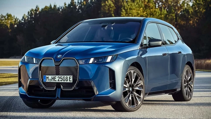 BMW iX 2025: autonomia fino a 700 km e prestazioni da supercar