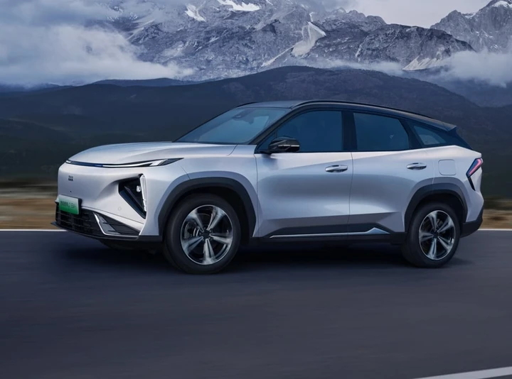 Un SUV ibrido con schermi ovunque e 1240 km di autonomia? Ecco il nuovo Geely Galaxy L7