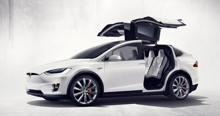 Tesla Model X: il SUV elettrico potente come una supercar