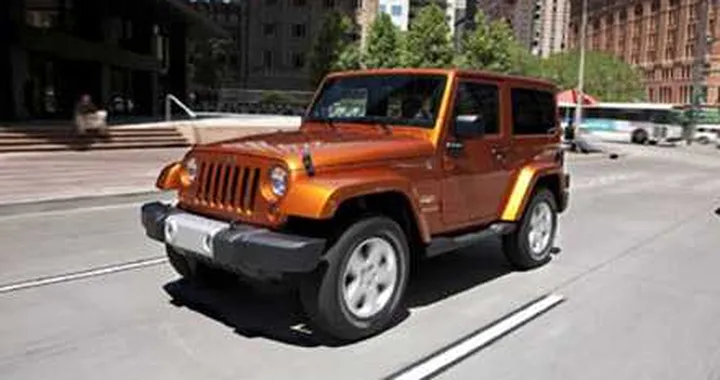 Jeep Wrangler 2011: tetto in tinta e più comfort