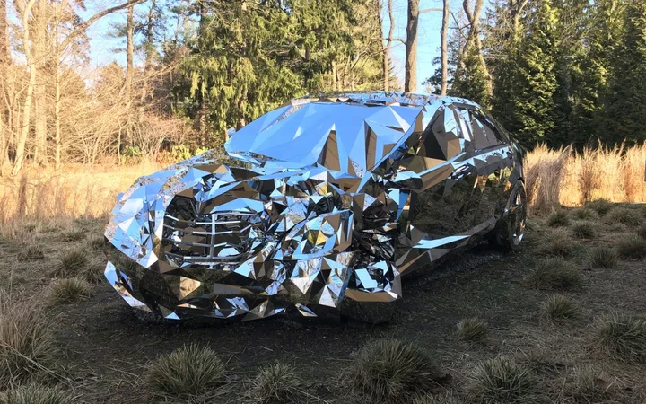 Ben 12.000 specchi ricoprono questa Mercedes: un'opera d'arte