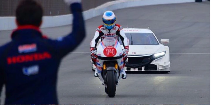 Alonso prova la moto di Marc Marquez