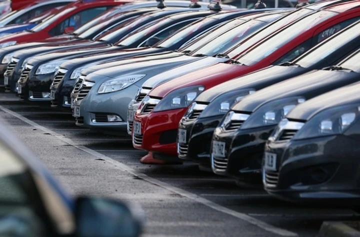 Addio diesel e benzina: gli italiani scelgono sempre più ibride ed elettriche