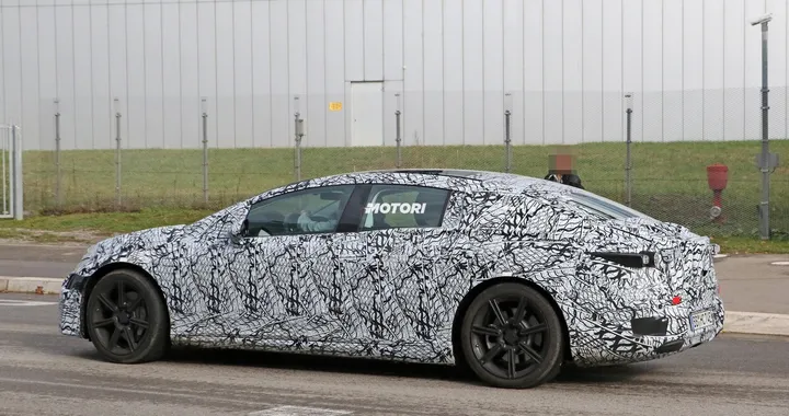 Mercedes-Benz EQS: le foto spia durante i test