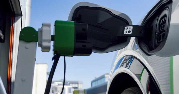Ford sviluppa una colonnina di ricarica robotizzata