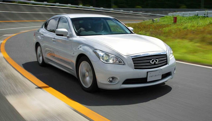 Infiniti M35h: 
