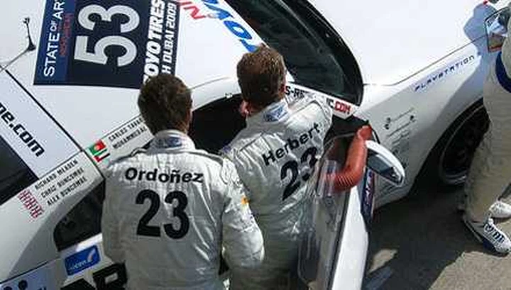 Il vincitore della Nissan GT Academy sul podio di Silverstone nel FIA GT4