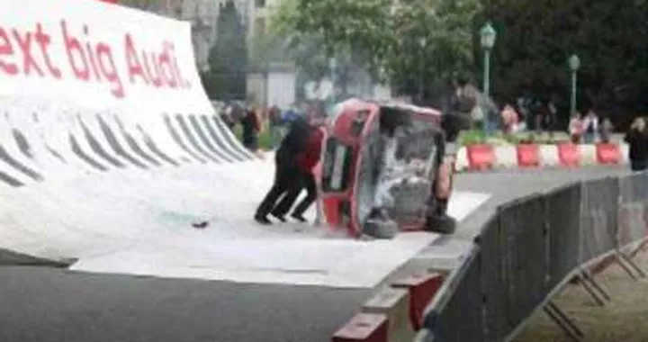 Audi A1: si ribalta durante una presentazione