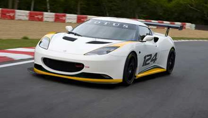 Ecco la Lotus Evora con la tuta da corsa