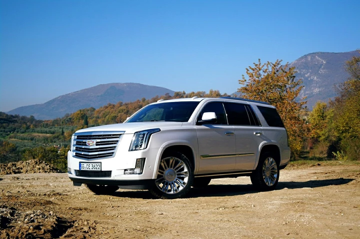 Cadillac Escalade V8 AWD Platinum: la prova su strada