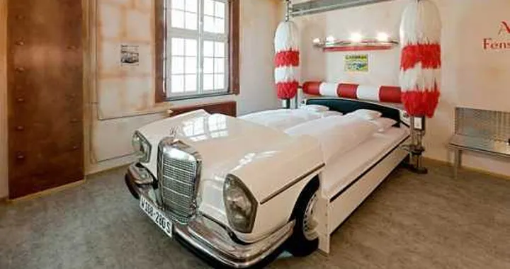 Camera d'albergo o museo dell'auto?