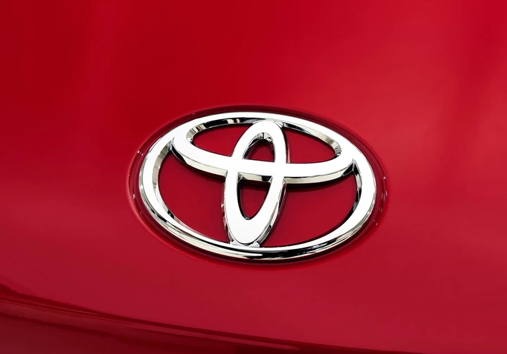 Toyota utilizza l’elettricità statica per ridurre le emissioni nelle fasi di verniciatura