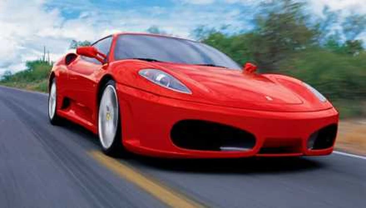Una Ferrari ibrida e a 4 ruote motrici in cantiere