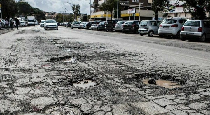 Crollo delle denunce per buche stradali a Roma: che succede