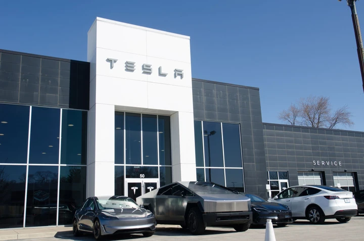 Crisi Tesla, le azioni colano a picco: -42% in soli due mesi