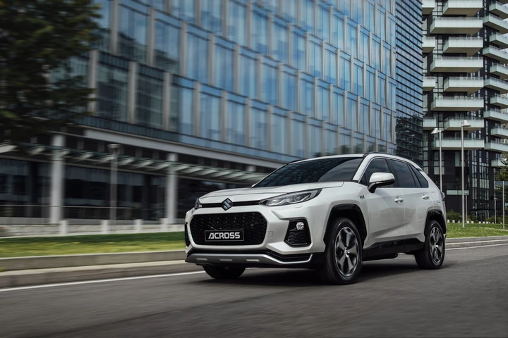 Suzuki Across ibrida plug-in: prezzi e prima prova