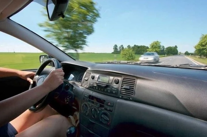 Come guidare nel traffico con l'auto? Guida per farlo in sicurezza